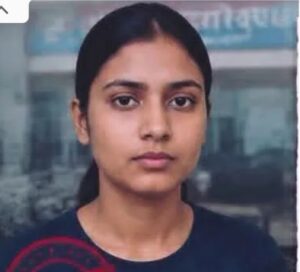 डॉक्टर बनने का सपना या सॉल्वर गैंग का जाल।बिरनीं के पूर्व टॉपर छात्रा के गिरफ्तारी से उठे सवाल।

बिरनी/गिरिडीह। झारखंड इंटरमीडिएट विज्ञान परीक्षा की पूर्व टॉपर एवं बिरनी प्रखंड के बरमसिया गांव की रहने वाली पूनम कुमारी को बिहार के लखीसराय स्थित एक परीक्षा केंद्र से कथित रूप से दूसरे अभ्यर्थी के स्थान पर राष्ट्रीय पात्रता सह प्रवेश परीक्षा (नीट-यूजी) देते हुए गिरफ्तार किए जाने के बाद पूरे क्षेत्र में सनसनी फैल गई है। इस घटना ने शिक्षा जगत के साथ-साथ स्थानीय लोगों को भी हैरान कर दिया है। लखीसराय पुलिस ने प्रेस विज्ञप्ति जारी कर गिरफ्तारी की पुष्टि की है।पुलिस के अनुसार, परीक्षा के दौरान बायोमेट्रिक सत्यापन, फोटो मिलान तथा दस्तावेजों की जांच में गड़बड़ी सामने आने पर परीक्षा केंद्र के अधिकारियों को संदेह हुआ। इसके बाद छात्रा से पूछताछ की गई। पूछताछ में मामला संदिग्ध पाए जाने पर उसे हिरासत में लेकर पुलिस के सुपुर्द कर दिया गया। पुलिस का आरोप है कि वह किसी अन्य अभ्यर्थी के स्थान पर परीक्षा देने पहुंची थी।प्रारंभिक जांच में यह भी सामने आया है कि दूसरे अभ्यर्थी के स्थान पर परीक्षा देने के लिए कथित रूप से लगभग 30 लाख रुपये का सौदा तय किया गया था। हालांकि इस लेन-देन और पूरे गिरोह की आधिकारिक पुष्टि जांच पूरी होने के बाद ही हो सकेगी।जानकारी के अनुसार, पूनम कुमारी वर्ष 2022 में झारखंड इंटरमीडिएट विज्ञान परीक्षा की टॉपर रही थी। वर्तमान में वह काशी हिंदू विश्वविद्यालय से विज्ञान स्नातक (नर्सिंग) की पढ़ाई कर रही है। बताया जाता है कि चिकित्सक बनने का सपना पूरा करने के लिए वह नर्सिंग की पढ़ाई के साथ-साथ दोबारा नीट परीक्षा की तैयारी भी कर रही थी।सोमवार की शाम काशी हिंदू विश्वविद्यालय के छात्रावास की अधीक्षिका ने दूरभाष के माध्यम से पूनम के माता-पिता को उसकी गिरफ्तारी की सूचना दी। सूचना मिलते ही परिवार में हड़कंप मच गया। परिजनों का कहना है कि पूनम शुरू से ही पढ़ाई में मेधावी रही है और चिकित्सक बनने का सपना देखती थी। उसका नाम इस मामले में सामने आने से पूरा परिवार स्तब्ध है। परिवार का कहना है कि उन्हें इस पूरे घटनाक्रम की कोई जानकारी नहीं थी।उधर, लखीसराय पुलिस पूरे मामले की गहन जांच में जुटी है। जांच एजेंसियां यह पता लगाने का प्रयास कर रही हैं कि इस कथित फर्जीवाड़े के पीछे कोई संगठित सॉल्वर गिरोह सक्रिय है या नहीं। साथ ही यह भी जांच की जा रही है कि इस नेटवर्क में किन-किन लोगों की भूमिका रही, संपर्क कैसे स्थापित हुआ और कथित सौदे में कौन-कौन शामिल था। पुलिस का कहना है कि जांच पूरी होने के बाद उपलब्ध साक्ष्यों के आधार पर आगे की कानूनी कार्रवाई की जाएगी।इस घटना के सामने आने के बाद बिरनी सहित पूरे गिरिडीह जिले में चर्चा का माहौल है। एक मेधावी छात्रा का नाम इस तरह के गंभीर मामले में सामने आने से लोग हैरान हैं। हालांकि मामले की अंतिम सच्चाई पुलिस जांच और न्यायिक प्रक्रिया पूरी होने के बाद ही स्पष्ट हो सकेगी।