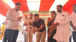 खोरीमहुवा अनुमंडल में नशा मुक्ति जागरूकता कार्यशाला आयोजित, नशामुक्त समाज बनाने का लिया संकल्प
राजधनवार/खोरीमहुवा: झारखंड सरकार के नशा मुक्ति अभियान के तहत गुरुवार, 25 जून 2026 को खोरीमहुवा अनुमंडल प्रांगण में एक जागरूकता कार्यशाला का आयोजन किया गया। कार्यक्रम की अध्यक्षता अनुमंडल पदाधिकारी (एसडीओ) खोरीमहुवा ने की।
कार्यशाला में गिरिडीह के उपायुक्त (डीसी), पुलिस अधीक्षक (एसपी), उप विकास आयुक्त (डीडीसी), जिला समाज कल्याण पदाधिकारी (डीएसडब्ल्यूओ), अनुमंडल पुलिस पदाधिकारी (एसडीपीओ/डीएसपी) खोरीमहुवा, डीसीएलआर, सभी प्रखंड विकास पदाधिकारी (बीडीओ), अंचल अधिकारी (सीओ), थाना प्रभारी, जनप्रतिनिधि, मुखिया, सामाजिक कार्यकर्ता, महिलाएं, युवा एवं बच्चे बड़ी संख्या में शामिल हुए।
इस अवसर पर वक्ताओं ने कहा कि नशा समाज, विशेषकर युवाओं के भविष्य के लिए गंभीर चुनौती बनता जा रहा है। उन्होंने कहा कि नशे के बढ़ते प्रचलन को रोकने के लिए प्रशासन, जनप्रतिनिधियों और आम नागरिकों को सामूहिक रूप से प्रयास करने होंगे। जागरूकता ही नशे के खिलाफ सबसे प्रभावी हथियार है।
कार्यशाला के दौरान उपस्थित लोगों को नशे के दुष्प्रभावों की जानकारी दी गई तथा मादक पदार्थों के सेवन एवं तस्करी के विरुद्ध जनजागरूकता फैलाने का आह्वान किया गया। सभी प्रतिभागियों ने अपने घर, गांव और क्षेत्र को नशामुक्त बनाने का संकल्प लिया।
कार्यक्रम का समापन नशामुक्ति शपथ के साथ हुआ, जिसमें उपस्थित सभी लोगों ने नशे से दूर रहने और समाज को नशामुक्त बनाने में सक्रिय भूमिका निभाने की प्रतिज्ञा की।
रिपोर्ट: इकरामुल, राजधनवार