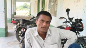 दानोंखूंटा स्कूल में एमडीएम बंद मिलने से हड़कंप।
बच्चों की थाली खाली,प्रधानाध्यापक बोले- "हम अभी शराब पिए हुए हैं";
तिसरी (गिरिडीह)। तिसरी प्रखंड की लोकाय पंचायत स्थित उत्क्रमित मध्य विद्यालय दानोंखूंटा में मंगलवार को मध्याह्न भोजन (एमडीएम) योजना बंद पाए जाने से शिक्षा विभाग की कार्यप्रणाली पर गंभीर सवाल खड़े हो गए हैं। विद्यालय में छात्र-छात्राएं एवं शिक्षक उपस्थित थे, लेकिन पाकशाला बंद थी और बच्चों के लिए भोजन नहीं बनाया गया था।
मौके पर पहुंचे पत्रकारों ने जब विद्यालय के प्रधानाध्यापक लखन कुमार से इस संबंध में जानकारी मांगी, तो उन्होंने कथित तौर पर कहा, "हम अभीशराब पिए हुए हैं।" इसके बाद उन्होंने यह भी कहा कि विद्यालय में कभी खाना नहीं बनता है। प्रधानाध्यापक के इस कथन और व्यवहार को लेकर स्थानीय लोगों में तरह-तरह की चर्चाएं शुरू हो गई हैं। पत्रकारों के साथ दुर्व्यवहार भी किया गया।
घटना का सबसे चिंताजनक पहलू यह है कि विद्यालय में बच्चों को मिलने वाला मध्याह्न भोजन बंद था, फिर भी जिम्मेदार तंत्र सक्रिय नजर नहीं आया। मुखिया प्रतिनिधि तालो हांसदा भी विद्यालय परिसर में मौजूद थे, लेकिन उन्होंने इस मामले पर कोई आपत्ति नहीं जताई। उनकी चुप्पी भी सवालों के घेरे में है।
ग्रामीणों का आरोप है कि बच्चों के अधिकारों और सरकारी योजनाओं के क्रियान्वयन में गंभीर लापरवाही बरती जा रही है। उनका कहना है कि यदि विद्यालय में नियमित रूप से भोजन नहीं बन रहा है, तो इसकी जवाबदेही तय होनी चाहिए और दोषियों के खिलाफ कार्रवाई होनी चाहिए।
मामले की सूचना मिलने पर प्रखंड शिक्षा प्रसार पदाधिकारी (बीपीओ) अक्षय कुमार प्रभाकरण ने कहा कि मामले की जांच कर रिपोर्ट उच्च अधिकारियों को भेजी जाएगी तथा नियमानुसार कार्रवाई की अनुशंसा की जाएगी।
अब सवाल यह है कि बच्चों के अधिकारों से जुड़े इस गंभीर मामले में शिक्षा विभाग कितनी तत्परता से कार्रवाई करता है। क्या जिम्मेदारों पर कार्रवाई होगी या फिर यह मामला भी जांच और फाइलों के बीच दबकर रह जाएगा? इस पर पूरे क्षेत्र की नजर टिकी हुई है।