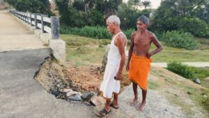 तिसरी प्रखंड के पिपराटांड़ स्थित प्रधानमंत्री ग्राम सड़क योजना (PMGSY) के तहत निर्मित पुल के गार्डवाल अब विवादों में घिरता नजर आ रहा है। निर्माण के तीन वर्ष भी पूरे नहीं हुए कि पुल का अप्रोच सड़क धंसने लगा है। पुल का गार्डवाल खेत की ओर झुक गया है, जबकि सड़क का हिस्सा नदी की ओर खिसकने लगा है। लगातार हो रही बारिश के बीच ग्रामीण किसी बड़ी दुर्घटना की आशंका जता रहे हैं।
ग्रामीणों के अनुसार, इस पुल का शिलान्यास उस समय झारखंड के प्रथम मुख्यमंत्री एवं वर्तमान नेता प्रतिपक्ष, धनवार विधायक बाबूलाल मरांडी ने किया था। शिलान्यास के दौरान उन्होंने निर्माण एजेंसी को गुणवत्ता और मजबूती के साथ कार्य करने का निर्देश दिया था। लेकिन पुल की मौजूदा स्थिति देखकर लोग निर्माण कार्य की गुणवत्ता पर सवाल उठा रहे हैं।
ग्रामीणों का आरोप है कि पुल के गार्डवाल और अप्रोच सड़क के धंसने की सूचना कई दिन पहले ही संबंधित ठेकेदार और विभाग के कार्य पालक अभियंता सुबोध कुमार को दे दी गई थी। बताया जाता है कि सूचना मिलने के बाद केवल एक मिस्त्री और दो मजदूर भेजकर औपचारिक मरम्मत की कोशिश की गई, लेकिन स्थायी समाधान की दिशा में कोई ठोस पहल नहीं की गई।
स्थानीय लोगों का कहना है कि यदि समय रहते तकनीकी जांच कराकर आवश्यक मरम्मत नहीं कराई गई, तो लगातार बारिश के कारण अप्रोच सड़क पूरी तरह बह सकती है। इससे आवागमन बाधित होने के साथ किसी बड़े हादसे की आशंका से भी इनकार नहीं किया जा सकता।
ग्रामीणों ने पूरे निर्माण कार्य की उच्चस्तरीय तकनीकी जांच, गुणवत्ता की समीक्षा तथा दोषी पाए जाने पर संबंधित एजेंसी और जिम्मेदार अधिकारियों के विरुद्ध कड़ी कार्रवाई की मांग की है। उनका कहना है कि करोड़ों रुपये की लागत से बनने वाली योजनाओं में इस तरह की स्थिति गंभीर चिंता का विषय है।
फिलहाल इस मामले में संबंधित विभाग और निर्माण एजेंसी की आधिकारिक प्रतिक्रिया सामने नहीं आई है। उनका पक्ष प्राप्त होने पर उसे भी प्रमुखता से प्रकाशित किया जाएगा।