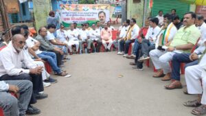 गिरिडीह: नई दिल्ली में NEET छात्राओं के साथ कथित पुलिस बर्बरता और दुर्व्यवहार के विरोध में शुक्रवार को गिरिडीह में विभिन्न सामाजिक संगठनों, छात्र-युवा प्रतिनिधियों एवं नागरिकों ने एक दिवसीय शांतिपूर्ण धरना-प्रदर्शन किया।
धरना के दौरान वक्ताओं ने कहा कि अपनी मांगों को शांतिपूर्ण ढंग से रखने वाली छात्राओं के साथ बल प्रयोग और दुर्व्यवहार लोकतांत्रिक मूल्यों तथा अभिव्यक्ति की स्वतंत्रता के खिलाफ है। उन्होंने पूरे मामले की निष्पक्ष जांच कर दोषी पुलिसकर्मियों पर कड़ी कार्रवाई करने और भविष्य में ऐसी घटनाओं की पुनरावृत्ति रोकने के लिए प्रभावी कदम उठाने की मांग की।
वक्ताओं ने कहा कि देश के छात्र-युवाओं को अपनी बात रखने का संवैधानिक और लोकतांत्रिक अधिकार है। उनकी आवाज को बलपूर्वक दबाने का कोई भी प्रयास लोकतंत्र की भावना के अनुरूप नहीं है।
धरनार्थियों ने राष्ट्रपति एवं प्रधानमंत्री के नाम संबोधित एक ज्ञापन संबंधित पदाधिकारी को सौंपते हुए मामले में न्यायपूर्ण कार्रवाई सुनिश्चित करने की मांग की।
शांतिपूर्ण वातावरण में संपन्न हुए इस धरना के अंत में उपस्थित लोगों ने छात्राओं को न्याय दिलाने तथा लोकतांत्रिक अधिकारों की रक्षा के लिए आगे भी संघर्ष जारी रखने का संकल्प लिया।