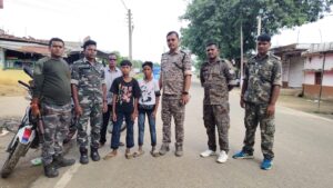 तिसरी (गिरिडीह): तिसरी थाना क्षेत्र से लापता हुए दो स्कूली बच्चों को पुलिस ने सूचना मिलने के महज 24 घंटे के भीतर सकुशल बरामद कर उनके परिजनों को सौंप दिया। प्रारंभिक पूछताछ में बच्चों ने बताया कि वे घर में डांट-फटकार और व्यवहार से आहत होकर घर छोड़कर चले गए थे।
जानकारी के अनुसार, अनीश कुमार और विजय कुमार शुक्रवार को घर से स्कूल जाने के लिए निकले थे। दोनों तिसरी स्थित उत्क्रमित मध्य विद्यालय (बालक) पहुंचे, जहां उन्होंने अपना स्कूल बैग छोड़ दिया और बिना किसी को बताए देवरी थाना क्षेत्र के भेलवाघाटी स्थित अपने रिश्तेदारों के घर चले गए।
इधर, जब दोनों बच्चों के लापता होने की सूचना तिसरी थाना को मिली, तो थाना प्रभारी शंभूनंद ईश्वर ने तत्काल कार्रवाई करते हुए पुलिस टीम के साथ विद्यालय पहुंचकर मामले की जांच शुरू की। जांच के दौरान बच्चों के रिश्तेदारों के यहां होने की जानकारी मिली। इसके बाद पुलिस टीम देवरी थाना क्षेत्र के भेलवाघाटी पहुंची और दोनों बच्चों को सकुशल बरामद कर तिसरी थाना लेकर आई।
थाने में दोनों बच्चों के परिजनों को बुलाया गया, जहां पुलिस ने उन्हें बच्चों के साथ प्रेमपूर्वक व्यवहार करने, उनकी भावनाओं को समझने तथा अनावश्यक डांट-फटकार से बचने की सलाह दी। इसके बाद आवश्यक प्रक्रिया पूरी कर बच्चों को उनके परिजनों के सुपुर्द कर दिया गया।
इस अभियान में तिसरी थाना प्रभारी शंभूनंद ईश्वर के नेतृत्व में पुलिसकर्मी निरंजन कुमार, नीरज कुमार,राम किस्कू और राहुल यादव सहित अन्य पुलिस बल शामिल रहे। पुलिस की त्वरित कार्रवाई की क्षेत्र में सराहना की जा रही है।