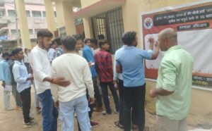 गिरिडीह: अखिल भारतीय विद्यार्थी परिषद (ABVP) की गिरिडीह नगर इकाई की ओर से शुक्रवार को झारखंड में JPSC एवं JSSC परीक्षाओं में कथित अनियमितताओं के विरोध में श्री आर.के. महिला महाविद्यालय, गिरिडीह परिसर में व्यापक हस्ताक्षर अभियान चलाया गया।
अभियान में बड़ी संख्या में विद्यार्थियों ने भाग लेकर परीक्षा प्रणाली में पारदर्शिता और निष्पक्षता की मांग का समर्थन किया। इस दौरान छात्रों ने कथित परीक्षा अनियमितताओं पर गहरा आक्रोश व्यक्त करते हुए निष्पक्ष जांच और दोषियों के विरुद्ध कड़ी कार्रवाई की मांग की।
अभाविप के विभाग संयोजक विजय ओझा ने कहा कि यदि जल्द ही इन मामलों में उचित कार्रवाई नहीं की गई, तो विद्यार्थी परिषद व्यापक आंदोलन करने के लिए बाध्य होगी। उन्होंने कहा कि छात्र-हितों से जुड़े मुद्दों पर परिषद लगातार संघर्ष करती रहेगी।
वहीं, अभाविप के जिला संयोजक नीरज चौधरी ने राज्य सरकार से JPSC एवं JSSC से जुड़े सभी मामलों की निष्पक्ष जांच कराने तथा दोषियों पर कठोर कार्रवाई करने की मांग की, ताकि छात्रों का भविष्य सुरक्षित रह सके।
कार्यक्रम के दौरान SFS सह संयोजक अनीश रॉय, बिपुल राय, प्रिंस सिंह, सुमन कुमार सहित अभाविप के कई कार्यकर्ता एवं बड़ी संख्या में छात्र-छात्राएं उपस्थित रहे।