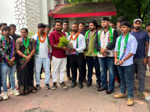 गिरिडीह: आज दिनांक 04 अगस्त 2026 को गिरिडीह परिसदन भवन में आजसू छात्र संघ की जिला स्तरीय बैठक प्रदेश अध्यक्ष ओम वर्मा के नेतृत्व में संपन्न हुई। बैठक का मुख्य उद्देश्य संगठन को और अधिक मजबूत एवं सक्रिय बनाना था। इस दौरान सर्वसम्मति से गिरिडीह जिला समिति का गठन किया गया।
बैठक में अक्षय यादव को आजसू छात्र संघ, गिरिडीह का जिला अध्यक्ष मनोनीत किया गया। वहीं अमित यादव को जिला प्रभारी, नौशाद आलम को सह प्रभारी, नमन यादव को जिला महासचिव, चंदन मंडल, प्रिंस चौरसिया, सतीश यादव एवं जीवन दास को जिला उपाध्यक्ष बनाया गया। इसके अलावा कुंदन चंद्रवंशी एवं करण यादव को जिला सचिव तथा सागर तिवारी को जिला सह सचिव की जिम्मेदारी सौंपी गई। बैठक में संगठन विस्तार को लेकर भी कई महत्वपूर्ण निर्णय लिए गए।
बैठक के दौरान आगामी 7 एवं 8 अगस्त को आयोजित होने वाले महाधिवेशन की तैयारियों पर विस्तार से चर्चा की गई। निर्णय लिया गया कि गिरिडीह जिले से अधिक से अधिक संख्या में कार्यकर्ताओं की भागीदारी सुनिश्चित की जाएगी। महाधिवेशन की सफलता के लिए सभी पदाधिकारियों एवं कार्यकर्ताओं को अलग-अलग जिम्मेदारियां भी सौंपी गईं।
इस अवसर पर प्रदेश अध्यक्ष ओम वर्मा ने नवनियुक्त जिला अध्यक्ष अक्षय यादव को शुभकामनाएं देते हुए विश्वास जताया कि उनके नेतृत्व में गिरिडीह जिला संगठन और अधिक सशक्त होगा तथा छात्र-युवा हितों की आवाज को मजबूती से उठाएगा।
बैठक में उपस्थित सभी कार्यकर्ताओं ने संगठन को प्रखंड स्तर से लेकर जिला स्तर तक मजबूत बनाने तथा आगामी महाधिवेशन को ऐतिहासिक रूप से सफल बनाने का संकल्प लिया।
बैठक में प्रदेश अध्यक्ष ओम वर्मा, केंद्रीय वरिष्ठ उपाध्यक्ष ऋतुराज शाहदेव, गिरिडीह जिला महिला मोर्चा अध्यक्ष प्रियंका शर्मा, विनोबा भावे प्रभारी शिवम मिश्रा, दिवाकर चंद्रवंशी, संदीप कुमार दास, सुभाष दास, विकास राणा, गोविंद कुमार वर्मा, तपेश वर्मा, विवेक कमल सहित बड़ी संख्या में कार्यकर्ता उपस्थित थे।