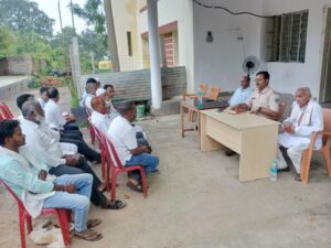 तिसरी। ईद-मिलाद-उन-नबी पर्व को शांतिपूर्ण एवं सौहार्दपूर्ण माहौल में संपन्न कराने को लेकर शनिवार, 22 अगस्त 2026 को तिसरी थाना परिसर में शांति समिति की बैठक आयोजित की गई। बैठक की अध्यक्षता तिसरी थाना प्रभारी शंभू नंद ईश्वर ने की।
बैठक में थाना प्रभारी ने सभी लोगों से आपसी भाईचारा और सौहार्द बनाए रखते हुए शांतिपूर्ण तरीके से त्योहार मनाने की अपील की। उन्होंने कहा कि पर्व के दौरान किसी भी तरह की अफवाह पर ध्यान न दें और किसी भी विवाद की स्थिति में कानून-व्यवस्था बनाए रखने में प्रशासन का सहयोग करें।
इस दौरान त्योहार को लेकर क्षेत्र की स्थिति और आवश्यक व्यवस्थाओं पर भी चर्चा की गई। थाना प्रभारी ने कहा कि सभी समुदायों के लोग मिल-जुलकर त्योहार मनाएं, ताकि क्षेत्र में शांति और आपसी सद्भाव कायम रहे।
बैठक में जनप्रतिनिधियों, सामाजिक कार्यकर्ताओं एवं क्षेत्र के कई स्थानीय लोग मौजूद रहे। सभी ने शांतिपूर्ण माहौल में ईद-मिलाद-उन-नबी मनाने को लेकर अपना सहयोग देने की बात कही। बैठक के दौरान प्रशासन की ओर से शांति एवं कानून-व्यवस्था बनाए रखने को लेकर आवश्यक दिशा-निर्देश भी दिए गए।