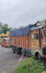 तिसरी (गिरिडीह): गिरिडीह जिले के तिसरी प्रखंड स्थित में लगातार हो रही सड़क दुर्घटनाओं ने आम लोगों की चिंता बढ़ा दी है। आए दिन किसी न किसी सड़क हादसे की खबर सामने आ रही है, जिससे लोगों में भय का माहौल है। मंगलवार को एक बार फिर तिसरी स्थित पुल के समीप खतरनाक मोड़ पर बड़ा हादसा होते-होते टल गया, जब कि एक ट्रक अनियंत्रित होकर सड़क छोड़ते हुए सीधे घर की ओर बढ़ गया।
प्रत्यक्षदर्शियों के अनुसार, मंगलवार दोपहर करीब 2:30 बजे जसीडीह से छर लोड कर के छपरा की ओर जा रही थी उसी क्रम में ट्रक तिसरी पुल के पास स्थित तीखे मोड़ पर चालक का संतुलन बिगड़ने से अनियंत्रित हो गया। ट्रक सड़क किनारे बने गहरे गड्ढे नाली में उतर गया और आकाश गुप्ता के घर की दिशा में बढ़ने लगा। गनीमत रही कि ट्रक गड्ढे में फंस गया, जिससे वह घर से टकराने से बच गया। यदि ट्रक कुछ और आगे बढ़ जाता, तो बड़ा हादसा हो सकता था।
घटना के बाद आसपास के लोग मौके पर जुट गए। कुछ देर के लिए अफरा-तफरी का माहौल बन गया। स्थानीय लोगों का कहना है कि यह कोई पहली घटना नहीं है। ठीक इसी स्थान पर पिछले वर्ष भी एक ट्रक अनियंत्रित होकर एक घर में घुस गया था। इसके बावजूद संबंधित विभाग ने सड़क सुरक्षा को लेकर कोई ठोस कदम नहीं उठाया।
ग्रामीणों का कहना है कि पुल के समीप स्थित यह मोड़ बेहद खतरनाक है। यहां न तो पर्याप्त चेतावनी संकेतक लगे हैं, न ही प्रभावी स्पीड ब्रेकर या मजबूत सुरक्षा बैरियर की व्यवस्था है। रात के समय या तेज रफ्तार में आने वाले वाहनों के लिए यह मोड़ और भी जोखिम भरा साबित होता।
स्थानीय लोगों ने प्रशासन और सड़क निर्माण विभाग से मांग की है कि इस स्थान पर अविलंब स्पीड ब्रेकर, रिफ्लेक्टर युक्त चेतावनी बोर्ड, तथा अन्य आवश्यक सुरक्षा उपाय किए जाएं। उनका कहना है कि यदि समय रहते सुरक्षा व्यवस्था नहीं की गई, तो भविष्य में कोई गंभीर और जानलेवा हादसा हो सकता था। ग्रामीणों ने यह भी कहा कि बार-बार एक ही स्थान पर दुर्घटनाएं होना यह साबित करता है कि यहां सड़क सुरक्षा व्यवस्था में गंभीर कमी है। लोगों ने प्रशासन से केवल आश्वासन नहीं, बल्कि तत्काल कार्रवाई की मांग की है ताकि भविष्य में किसी परिवार को अपूरणीय क्षति का सामना न करना पड़े।
फिलहाल इस घटना में किसी के हताहत होने की सूचना नहीं है, लेकिन इस हादसे ने एक बार फिर सड़क सुरक्षा व्यवस्था पर कई सवाल खड़े कर दिए हैं।