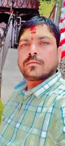 तिसरी में सड़क निर्माण कंपनी के स्टाफ के कथित अपहरण से सनसनी, 48 घंटे बाद भी मंजेश कुमार का सुराग नहीं
परिजनों ने कंपनी से जुड़े लोगों पर लगाए गंभीर आरोप, पुलिस ने दो लोगों को हिरासत में लेकर शुरू की पूछताछ
तिसरी/गिरिडीह: गिरिडीह जिले के तिसरी थाना क्षेत्र अंतर्गत खटपोक पंचायत के कर्णपुरा-बाघमारा मोड़ के समीप सड़क निर्माण कंपनी के एक कर्मचारी के कथित अपहरण की घटना से इलाके में सनसनी फैल गई है। घटना के करीब 48 घंटे बीत जाने के बाद भी लापता कर्मचारी मंजेश कुमार सिह का कोई सुराग नहीं मिल पाया है। इससे परिजनों की चिंता बढ़ती जा रही है, वहीं पुलिस मामले की गंभीरता से जांच में जुटी हुई है।
लापता मंजेश कुमार सिंह मूल रूप से बिहार के लखीसराय जिले का रहने वाला बताया जाता है। वह एचएन कंस्ट्रक्शन कंपनी में कार्यरत था और तिसरी के सिदो-कान्हू चौक से लोकायनयनपुर तक निर्माणाधीन पीडब्ल्यूडी सड़क परियोजना के कार्यों की देखरेख कर रहा था।
सोमवार को परिजनों ने थाने में दिया आवेदन
घटना की सूचना मिलने के बाद मंजेश के परिजन लखीसराय से तिसरी पहुंचे। सोमवार को मंजेश के भाई ने तिसरी थाना में लिखित आवेदन देकर उसकी सकुशल बरामदगी की मांग की।
आवेदन में कंपनी के प्रोपराइटर हरेराम चौधरी उर्फ मास्टर साहब, प्रोजेक्ट मैनेजर एवं उपेंद्र चौरसिया सहित अन्य लोगों पर गंभीर आरोप लगाए गए हैं। परिजनों ने पूरे मामले की निष्पक्ष जांच कर लापता युवक को जल्द से जल्द बरामद करने की मांग की है।
साइट पर जाने के दौरान लापता हुआ मंजेश
मिली जानकारी के अनुसार रविवार को मंजेश कुमार अपने दो साथियों—एक जेसीबी चालक और एक ग्रेडर ऑपरेटर—के साथ बाइक से निर्माणाधीन सड़क स्थल की ओर जा रहा था।
बताया जाता है कि रास्ते में किसी बात को लेकर अज्ञात बाइक सवारों के साथ विवाद की स्थिति उत्पन्न हो गई। आरोप है कि इसके बाद मंजेश के दोनों साथी वहां से निकल गए, जबकि अज्ञात लोग मंजेश को अपने साथ बाइक पर बैठाकर ले गए।
घटनास्थल पर मंजेश की बाइक छोड़ दी गई, जिसके बाद परिजनों और स्थानीय लोगों की चिंता और बढ़ गई। घटना के बाद से मंजेश का कोई पता नहीं चल सका है।
साथ मौजूद कर्मियों की भूमिका पर भी उठे सवाल
परिजनों ने घटना के समय मंजेश के साथ मौजूद दोनों कर्मियों की भूमिका पर भी संदेह जताया है। पुलिस ने मामले की गंभीरता को देखते हुए जेसीबी चालक समेत दो लोगों को हिरासत में लेकर पूछताछ शुरू कर दी है।
पुलिस अधिकारियों का कहना है कि मामले के सभी पहलुओं की जांच की जा रही है और लापता युवक की तलाश के लिए संभावित ठिकानों पर छानबीन जारी है।
पूर्व विधायक पहुंचे घटनास्थल, आंदोलन की चेतावनी
घटना की जानकारी मिलने के बाद पूर्व विधायक राजकुमार यादव भी घटनास्थल पर पहुंचे और मामले की जानकारी ली। उन्होंने युवक की जल्द सकुशल बरामदगी की मांग करते हुए कहा कि यदि 48 घंटे के भीतर मंजेश कुमार का पता नहीं लगाया गया तो भाकपा-माले आंदोलन करने को मजबूर होगी।
इधर, मामले की गंभीरता को देखते हुए खोरीमहुआ एसडीपीओ अमरेंद्र कुमार एवं तिसरी थाना प्रभारी शंभू नंद ईश्वर पुलिस टीम के साथ जांच में जुटे हुए हैं।
पुलिस के सामने बड़ी चुनौती
घटना के करीब 40 घंटे बीत जाने के बाद भी मंजेश कुमार का कोई सुराग नहीं मिलना पुलिस के लिए चुनौती बना हुआ है। परिजनों की निगाहें अब पुलिस की कार्रवाई पर टिकी हैं, जबकि इलाके के लोग भी युवक की जल्द और सकुशल बरामदगी की उम्मीद कर रहे हैं।
फिलहाल पुलिस मामले की हर कड़ी को जोड़ने का प्रयास कर रही है। साथ ही घटना के पीछे के कारणों और संदिग्ध परिस्थितियों की गहन जांच जारी है।
अब सबसे बड़ा सवाल यही है कि आखिर मंजेश कुमार कहां है और वह किन परिस्थितियों में लापता हुआ? पुलिस जांच के बाद ही इस मामले की पूरी सच्चाई सामने आ सकेगी।