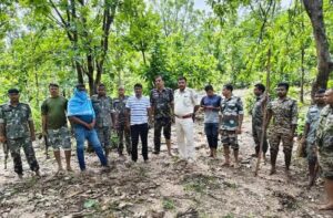 सड़क निर्माण कंपनी के मुंशी मंजेश सिंह अपराह्न में बड़ा खुलासा हुआ है। रविवार से लापता मंजेश सिंह का शव बिहार-झारखंड सीमा से सटे चिहरा बीहड़ जंगल से बरामद कर लिया गया है।


आरोपी पिंटू यादव की निशानदेही पर हुई इस बरामदगी के बाद मामले ने नया मोड़ ले लिया है। पुलिस ने इस मामले में पांच लोगों को गिरफ्तार किया है, जबकि हत्या के पीछे की असली वजह और अन्य लोगों की भूमिका की जांच जारी है।
जानकारी के अनुसार, मंजेश सिंह बिहार के लखीसराय जिले के नंदपुर गांव के रहने वाले थे और एनएचसी कंस्ट्रक्शन कंपनी में मुंशी के रूप में कार्यरत थे। रविवार को वह अपनी बुलेट से खटपोक की ओर जा रहे थे। इसी दौरान तिसरी थाना क्षेत्र के बाघमारी मोड़ के समीप उनके कथित अपहरण की सूचना सामने आई थी।
घटना के बाद तिसरी पुलिस लगातार उनकी तलाश में जुटी हुई थी। इसी बीच आरोपी पिंटू यादव की निशानदेही पर पुलिस बिहार के चिहरा थाना क्षेत्र और तिसरी थाना क्षेत्र की सीमा से सटे जंगल पहुंची, जहां झाड़ियों के पास से मंजेश सिंह का शव बरामद किया गया।
शव बरामदगी के दौरान खोरीमहुआ एसडीपीओ अमरेंद्र कुमार, तिसरी थाना प्रभारी शंभू नंद ईश्वर समेत पुलिस की बड़ी टीम मौजूद रही।
शव जब तिसरी थाना पहुंचा तो मंजेश सिंह के पिता, भाई और अन्य परिजनों का रो-रोकर बुरा हाल था। थाना परिसर का माहौल बेहद गमगीन हो गया।
इसी बीच पूर्व विधायक राजकुमार यादव भी पीड़ित परिवार के समर्थन में पहुंचे। उन्होंने संबंधित ठेकेदार से फोन पर बातचीत कर मृतक के परिवार को न्याय और उचित मुआवजा देने की मांग की।
उन्होंने कहा कि यदि पीड़ित परिवार को इंसाफ नहीं मिला तो करीब 87 करोड़ रुपये के सड़क निर्माण प्रोजेक्ट के काम को लेकर आंदोलन किया जाएगा।
फिलहाल पुलिस पूरे मामले की कड़ियों को जोड़ने में जुटी है। सवाल अब भी यही है कि मंजेश सिंह की हत्या क्यों की गई और इस घटना के पीछे कौन-कौन लोग शामिल हैं। इसका खुलासा पुलिस जांच पूरी होने के बाद ही हो सकेगा।